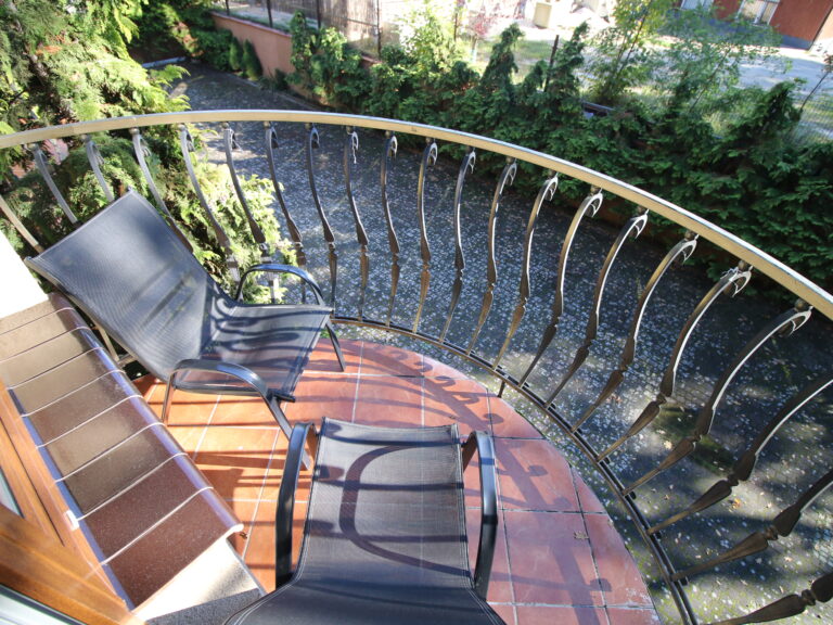 Balkon z krzesłami