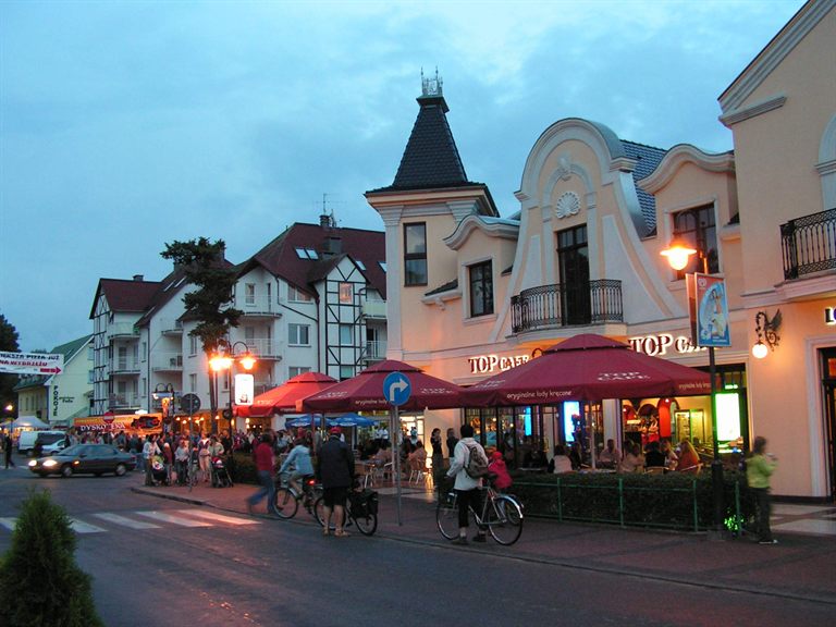 Centrum Pobierowa wieczorem
